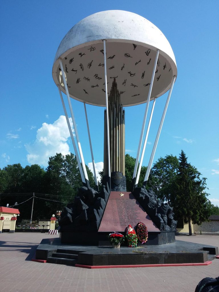 Monument parašutistom pri Pskove