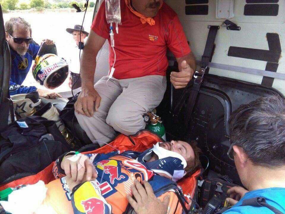 Toby Price má 4x zlomenú stehennú kosť, liečenie asi bude trvať dlhšie - prevoz helikoptérou - Dakar 2017 - 4. etapa
