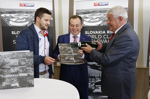  Profilovú publikáciu SLOVAKIA RING: Svetový slovenský okruh pokrstili (zľava) Štefan Rosina, Pavel Čulík aTibor Mikuš.