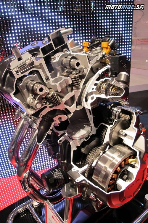  Nový motor CB 500 s rozvodom DOHC