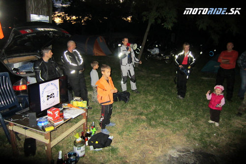  Alexej (v oranžovej mikine) a Nikolaj (sivá mikina) a za nimi ich tato pri večernom programe na stretnutí Motorideákov 2012 v Jelke