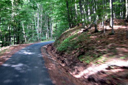  Prístupová cesta cez Slanské vrchy, dokonca aj s novým asfaltom v druhej polovici