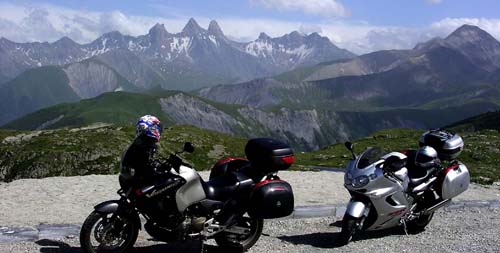  3. miesto: zeze: Takáto scenéria Vám vyrazí dych v sedle Col de la Croix de Fer (2068m) vo franc. Alpách. Ja som ju poznal z fotiek, kvôli nej som tam šiel, a aj tak ma dostala. Škoda len, že môj foťák funkciu “panorama” nemá. 