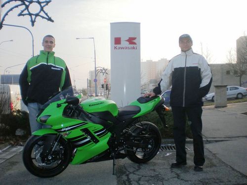  Pán Daniel (Asko KC), výhradný dovozca značky Kawasaki pre Českú republiku, pri odovzdávaní nového motocykla nášmu pretekárovi