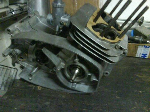  Motor , pripravený na montáž valcov ktoré ešte boli v procese pieskovania