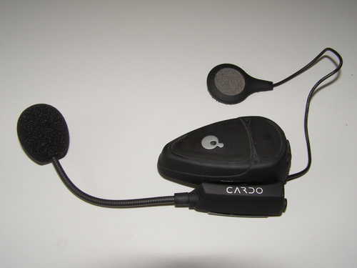  Bluetooth jednotka zasunutá v konzole, vľavo mikrofón, vpravo slúchadlo