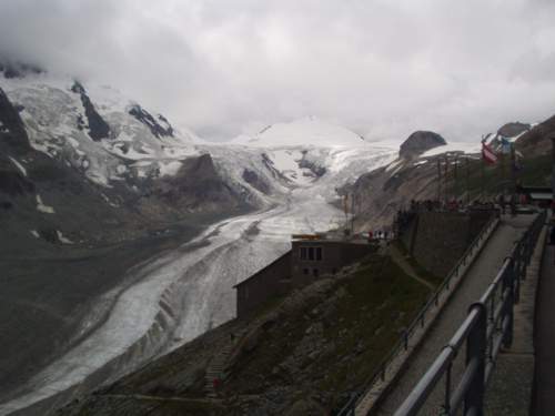  Pohľad z Franz-Josefs-Höhe. Grossglockner je úplne naľavo v hmle, nie ten v strede, z ktorého „pramení“ ľadovec.