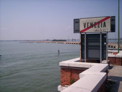  V pozadí most, ktorý spája Benátky s pevninou