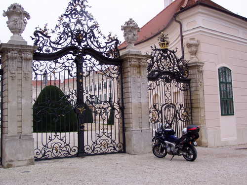  Najkrajšia je aj tak brána a motorka