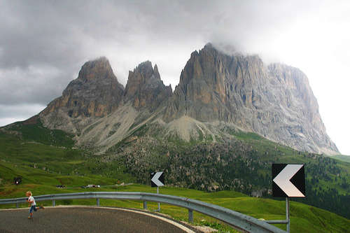  Aj to decko utekalo čo mu nohy stačili, pred búrkou. Passo Sella, Dolomity