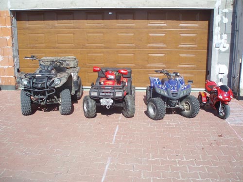  Zľava: Yamaha Grizzly 125 4T, Polaris 700 Sportsman - elektrická kópia od Peg Perego, Sachs-Dinli 50 2T, minibajk čína 50 2T trojkolka