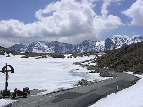  ...zamrznutým vrcholovým plesom Lago Bianco...