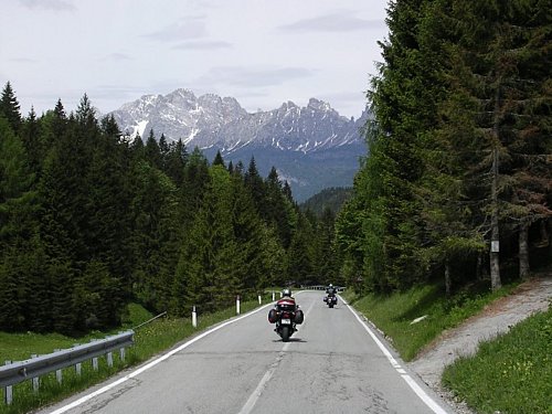  Klesanie z Passo Máuria na západ do doliny rieky Pieve