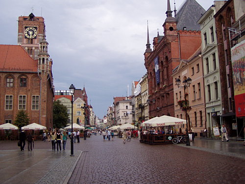  Torun, vľavo je radnica, krásne budovy a pešia zóna.
