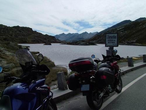  San Bernardino pass so svojim jazierkom
