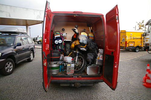  3.1.2008 Lisabon ráno, motorky sme do dodávky doslova natlačili