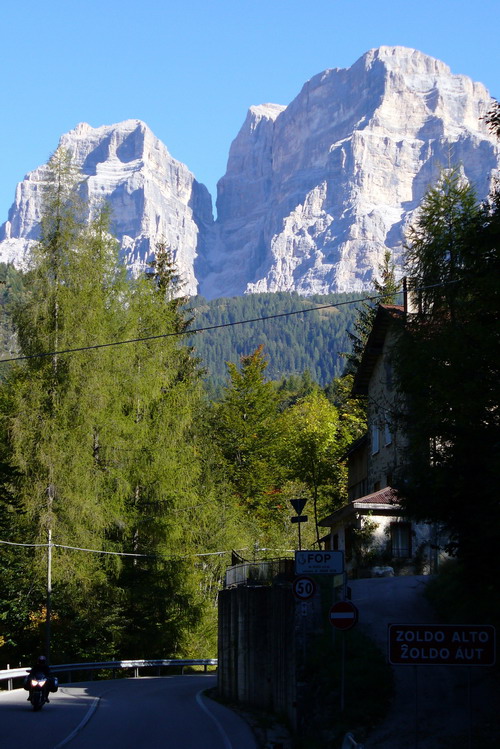   ...vždy je sa je za čím obzrieť. Napríklad za Monte Pelmom pri kesaní južnou rampou Staulanzy...