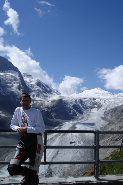  V pozadí Grossglockner vľavo, ľadovec Pasterze a samozrejme tam nesmel chýbať Peťo