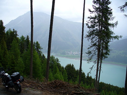  Pohľad z klesania z Rojen na jazero Reschensee (Reschenpass)