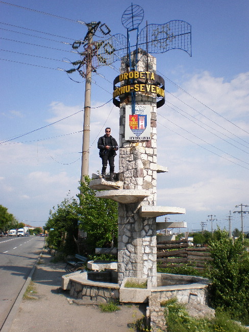  Monument z čias Ceausesca pri vstupe do mesta od Orsovy