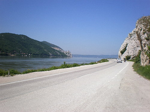  Na starej ceste, v pozadí pevnosť Golubac na Srbskej strane