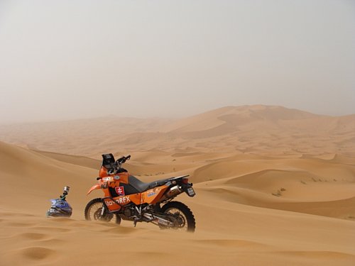  Najcennejšia fotka z vrcholu obrovskej duny - motorku zafukuje