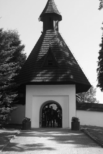  Pred vstupom do dvora, kde sa nachádza kostol.