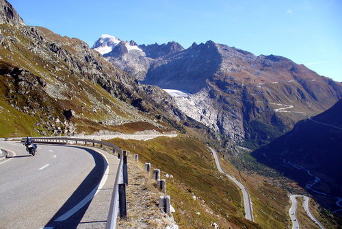  Pohľad z Grimselpassu na serpentíny Furkapassu a ľadovec Rhone-Gletscher. Gýčová klasika klasík, napriek tomu nadchne vždy!