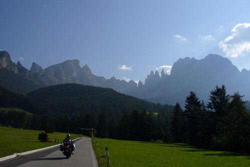  Ranné stúpanie na Nigerpass zasa stráži panoráma Rosengarten...