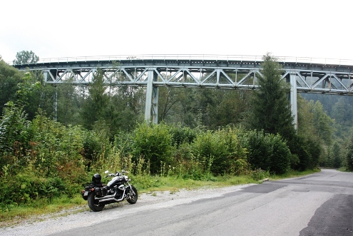  Tisovec - viadukt Pod Dielom (za ním sa nachádza Čertov viadukt)
