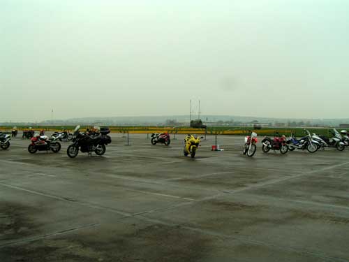  Opustené motocykle po príchode dažďa