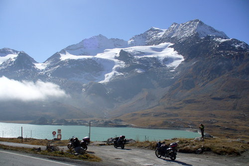  Berninapass – neveríme vlastným očiam, ale hmla nad priehradou Lago Bianco sa valí z Talianska aj cez sedlo, vysoké cez 2300m! Čo to do čerta urobí s našími plánmi?