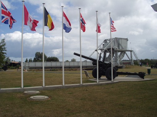  Kópia Pegasus bridge, pred ňou delo a vlajky spojencov