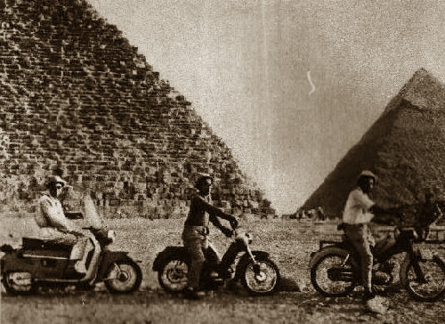  Moped, pionýr a manet pod Cheopsovou pyramidou