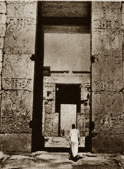  V bráně starého karnackého chrámu
