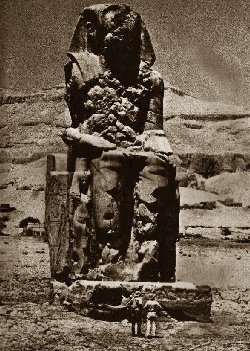  U paty Memnonových kolosů v městě mrtvých