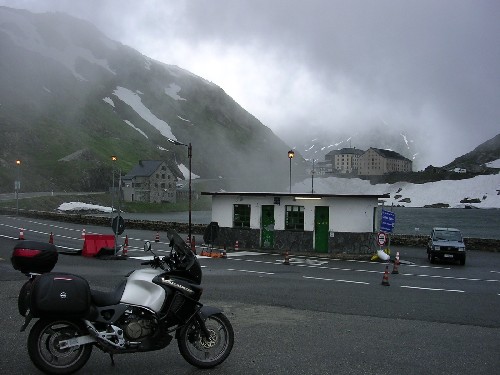  Veľký svätý Bernard (2473m) a colnica, od ktorej priletela tabuľa (vo veľkosti tej modrej)