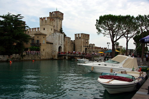  Sirmione, vstup do hradu.