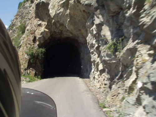  D211A je úzka s neosvetlenými tunelmi