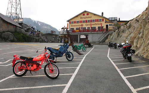  Grimselpass, humorista krčmár to povedal jasne, kto tu má parkovať 