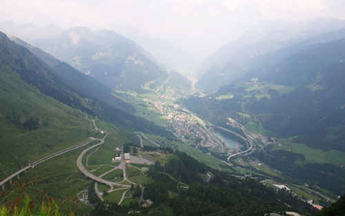  Pohľad do doliny pod stúpaním na St.Gotthardpass