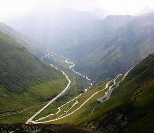  Pohľad z Furkapassu do doliny a náprotivné stúpanie na Grimselpass