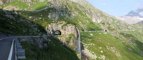  Stúpanie na Sustenpass s jeho charakteristickými tunelmi