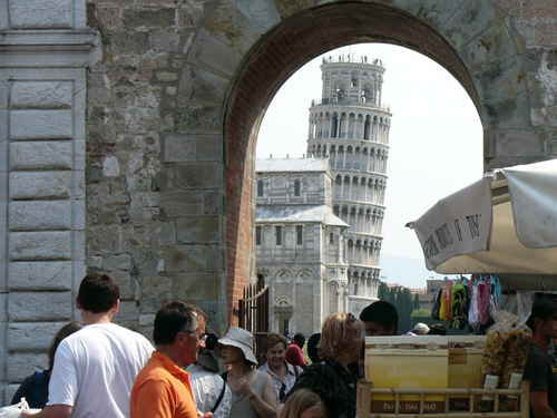  Tak toto je tá slávna večne naklonená veža v Pise.