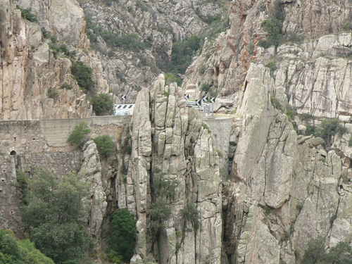  Takto vedie cesta medzi skalami vo vnútrozemí Sardínie.