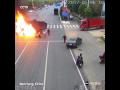 Nehoda: Čínsky motorkár narazil do nákladiaku a začal horieť