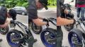 Policajt vylomil poznávaciu značku z motorky